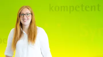 Frisch ausgebildete Versicherungsfachfrau