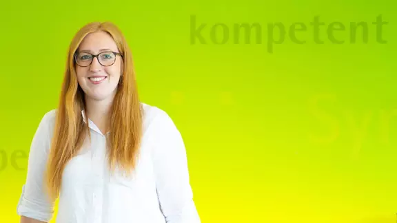 Frisch ausgebildete Versicherungsfachfrau