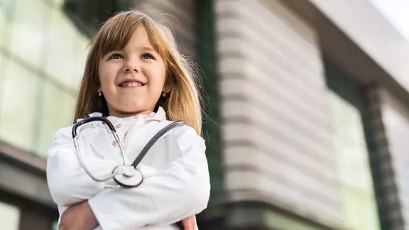 Kind im Arzt Kostüm