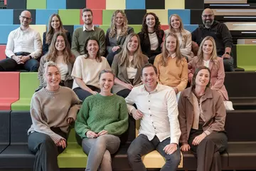 Zwölf Insider aus dem InsideOut-Programm sowie das Kernteam sitzen in einem Tagungsraum der LVM Versicherung.