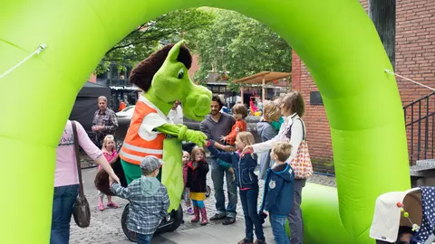 LVM-Maskottchen Pferdi in Aktion mit Kindern und Erwachsenen auf der Städtetour.