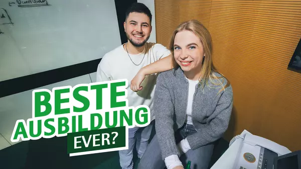 Zwei Auszubildende der LVM sitzen in einem Büro, der Text auf dem Bild "Beste Ausbildung ever?"