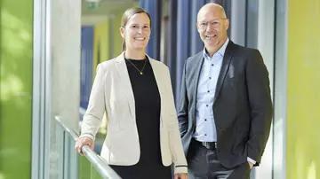 Unfall Bereichsleiterin Sandra Prinz und Abteilungsleiter Thomas Büchel (Foto: LVM Versicherung/Bernd Schwabedissen)