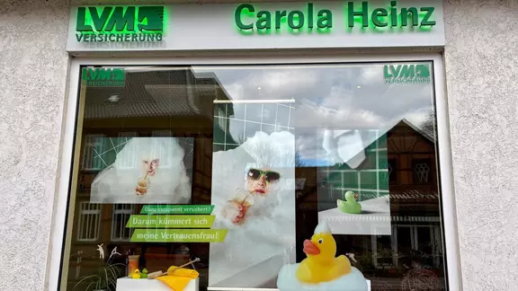 Unsere neue Schaufenster-Deko ist da.