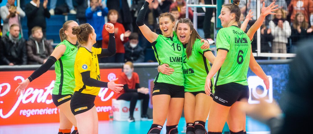 USC-Volleyballdamen feiern einen Sieg, jubeln, reißen Arme in die Höhe