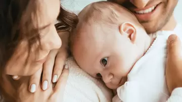Gruppenbild junge Eltern mit Baby: Mit der Geburt eines Kindes verändert sich vieles. Auch die Absicherung sollte zur neuen Lebenssituation passen. (Foto: LVM Versicherung)