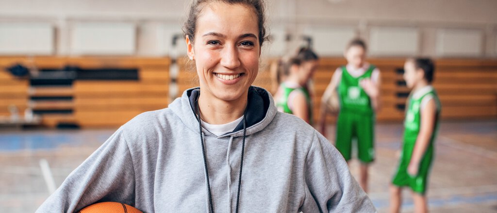 Sportlehrerin unterrichtet ihre Schüler