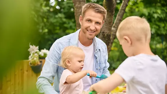 Junger Mann mit zwei Kindern