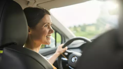 Frau am Lenkrad im Auto