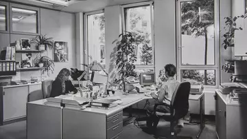 Moderne Arbeitsplätze bei der LVM in der 1990er: Technisch ausgestattet, ergonomisch optimiert und doch mit persönlicher Note. (Foto: Historisches Unternehmensarchiv der LVM Versicherung)