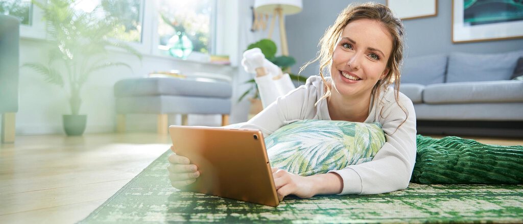 Mann liegt entspannt auf einer Wiese. Seine Geldanlagen sorgen für ein gutes Gefühl. Die Vertrauensleute und die LVM Finanzdienstleistungen GmbH kümmern sich. Infos zur Barrierefreiheit der Fondsvermittlung unter Downloads.