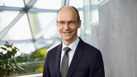 Dr. Mathias Kleuker, lächelnd, im Anzug