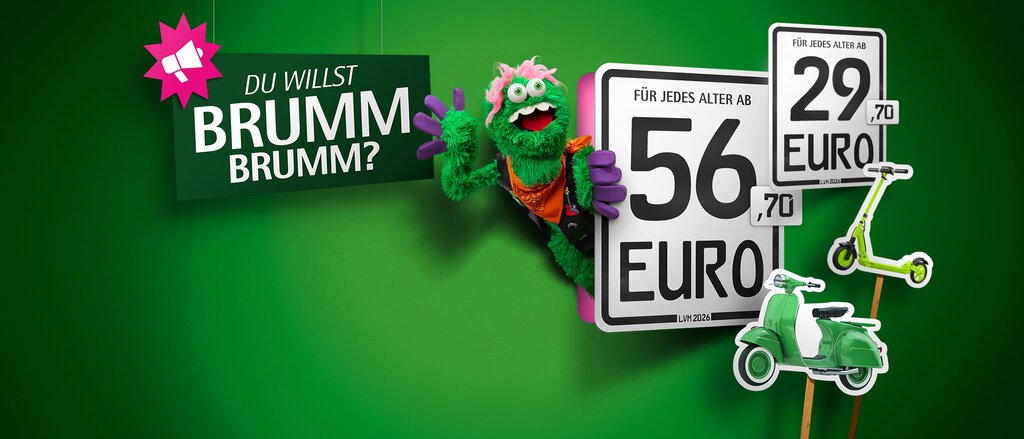 Auf dem Bild steht "Du willst Brumm Brumm?" und zwei Kennzeichen für die Mopedversicherung sind abgebildet. Auf dem großen steht "Für jedes Alter ab 56,70 Euro" und ein Roller ist daneben abgebildet. Auf dem anderen steht "Für jedes Alter ab 29,70 Euro" und ein E-Scooter ist abgebildet.