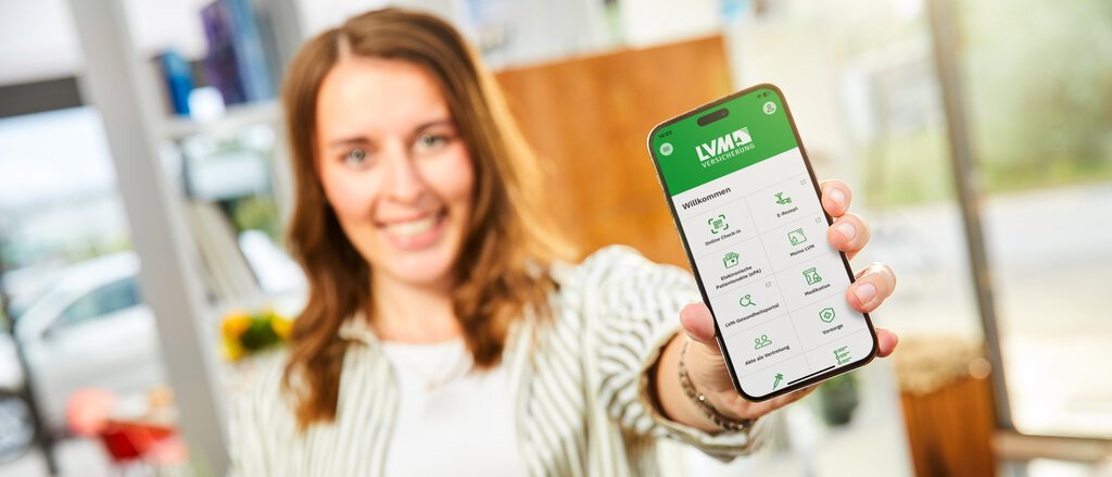 Frau zeigt elektronische Patientenakte