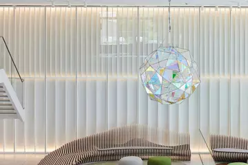 Die hängende Skulptur aus Glas und Licht im Foyer der LVM Versicherung hat der Künstler Olafur Eliasson gestaltet.