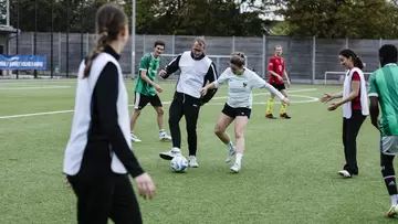 Fußballspieler auf dem Feld: Viel Spaß beim gemeinsamen Training hatten die Spielerinnen und Spieler des FC Incoolsiv und von Preußen Münster. (Foto: LVM Versicherung/Imke Autering)