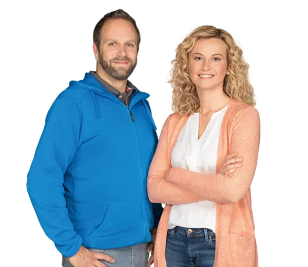 Zwei Mitarbeitende stehen vor einem grünen Hintergrund