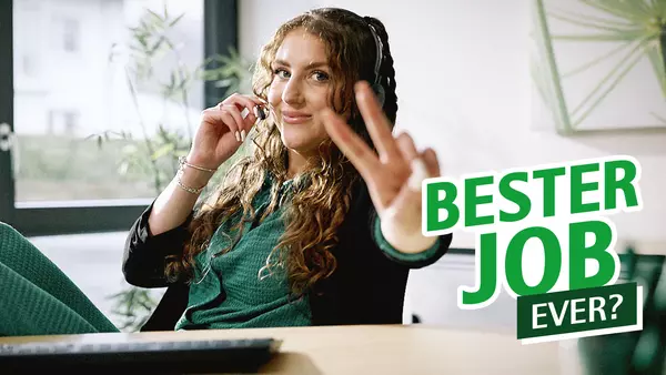 Junge Frau in einer LVM-Agentur zeigt Peace-Zeichen, die Frage "Bester Job ever?" ist als Schrift abgebildet