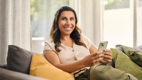 Frau macht den Online-Versicherungscheck