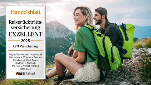 Junges Paar mit Reiseversicherung betrachtet Gebirgslandschaft. Außerdem ist ein Label des Handelsblatt abgebildet, dass die Reiseversicherung der LVM mit Exzellent bewertet. Das Label ist aus 2025.