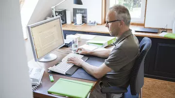 Ein Mitarbeiter der LVM sitzt am Schreibtisch im Homeoffice. 