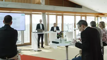 Vorstandsvorsitzender Dr. Mathias Kleuker präsentiert die Geschäftszahlen 2025 der LVM Versicherung. (Bild: Imke Autering)