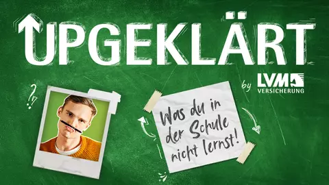 Eine Schultafel mit einem Polaroid mit Tom, dem Host des YouTube Kanals UPGEKLÄRT der LVM sowie einem Post-it mit dem Text "Was du in der Schule nicht lernst"