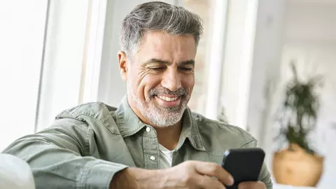 Mann im mittleren Alter mit grauen Haaren
