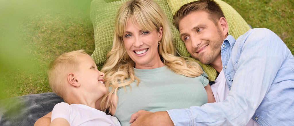 Junges Paar freut sich über die gesetzliche Krankenversicherung hkk.