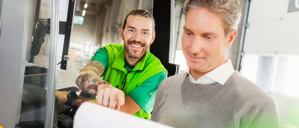 Betriebshaftpflichtversicherung Zwei Männer sprechen über eine Betriebshaftpflicht