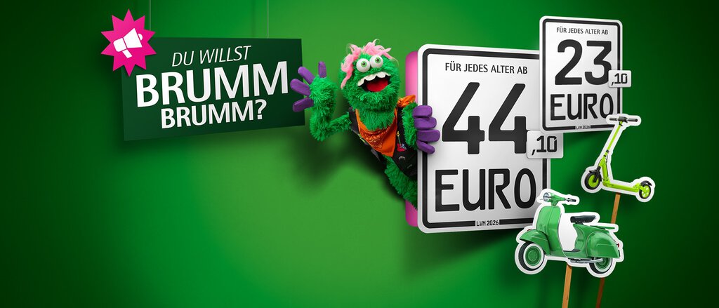 Auf dem Bild steht "Du willst Brumm Brumm?" und zwei Kennzeichen für die Mopedversicherung sind abgebildet. Auf dem großen steht "Für jedes Alter ab 44,10 Euro" und ein Roller ist daneben abgebildet. Auf dem anderen steht "Für jedes Alter ab 23,10 Euro" und ein E-Scooter ist abgebildet.