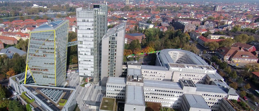 LVM-Gebäude in Münster Luftaufnahme, Häuser und Aasee im Hintergrund, Sonnenschein