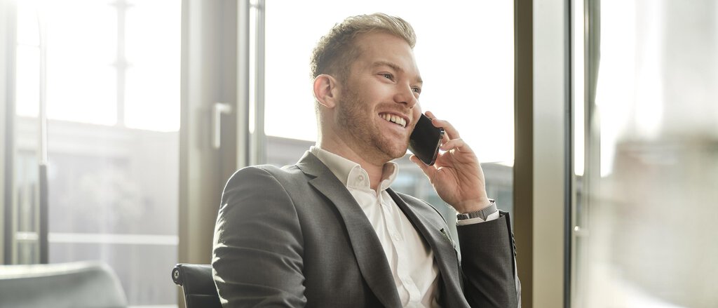Cyberversicherung - Mann mit Handy