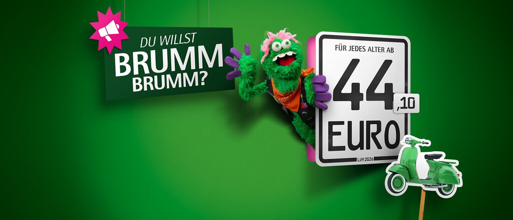 Auf dem Bild steht "Du willst Brumm Brumm?" und ein Kennzeichen für die Mopedversicherung sind abgebildet. Auf dem großen steht "Für jedes Alter ab 44,10 Euro" und ein Roller ist daneben abgebildet. 