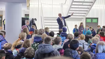 LVM-Vorstand Dr. Rainer Wilmink begrüßte die Mathe-Talente bei der LVM Versicherung. (LVM Versicherung / Bernd Schwabedissen)