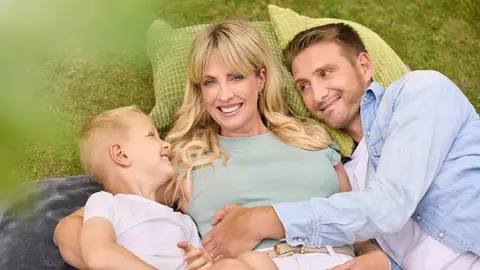 Familie im Gras
