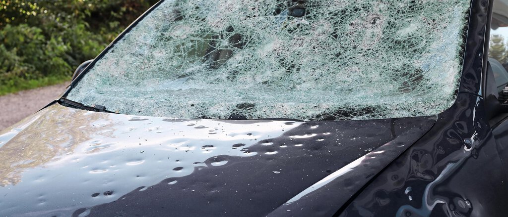 Auto, welches einen Hagelschaden erlitten hat