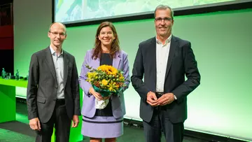 Die Parlamentarische Staatssekretärin beim Bundeslandwirtschaftsministerium, Dr. Ophelia Nick, mit LVM-Vorstandsvorsitzendem Dr. Mathias Kleuker (l.) und AGRAVIS-Vorstandsvorsitzendem Dr. Dirk Köckler. (Foto: LVM Versicherung/Kai Pohlkamp)