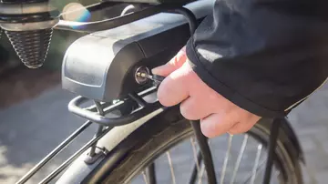 Ein Elektrofahrrad wird gut abgeschlossen, um es gegen Diebstahl zu sichern.