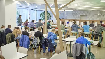 Schülerinnen und Schüler lösen Matheaufgaben bei der LVM Versicherung