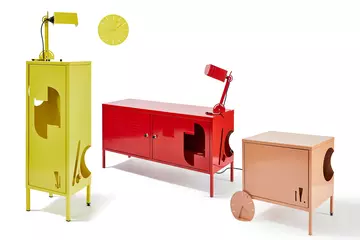Samuel Treindl in der "Kunstsammlung LVM", Serie Parasite Production: v.l.n.r. "Lamp Cabinet", "IKEA PS Lamp Cabinet", "Clock Cabinet" (Foto: LVM Versicherung/Bernd Schwabedissen)