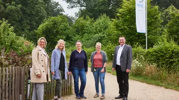 Gemeinsam für mehr Umweltbildung (v.l.n.r.): Eva Beulker (LVM), Marion Lodweg (LVM), Dr. Britta Linnemann (NABU Münsterland), Anna Freude-Waltermann (NABU Münsterland), Marko Feldbaum (LVM). (Foto: LVM Versicherung)