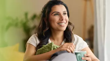 Junge Frau informiert sich über Berufsunfähigkeit