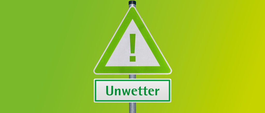 Warnschild Unwetter vor grünem Hintergrund