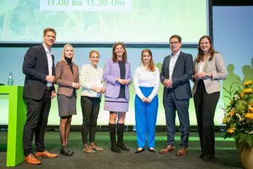 Was bewegt junge Praktiker? Darüber diskutierten (v. l.) Moderator Matthias Schulze Steinmann, Katharina Leyschulte, Gesa Langenberg, Dr. Ophelia Nick, Marie von Schnehen, Tobias Roeren-Wiemers und Moderatorin Christina Selhorst.. (Foto: LVM Versicherung/Kai Pohlkamp)