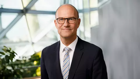 Heinz Gressel, lächelnd, im Anzug