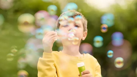 Junge mit Seifenblasen