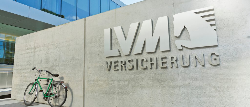 Logo auf Wand LVM-Logo auf Wand mit grünem Fahrrad daneben