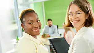 Zwei Kollegen aus dem Vertrieb in einer LVM-Agentur