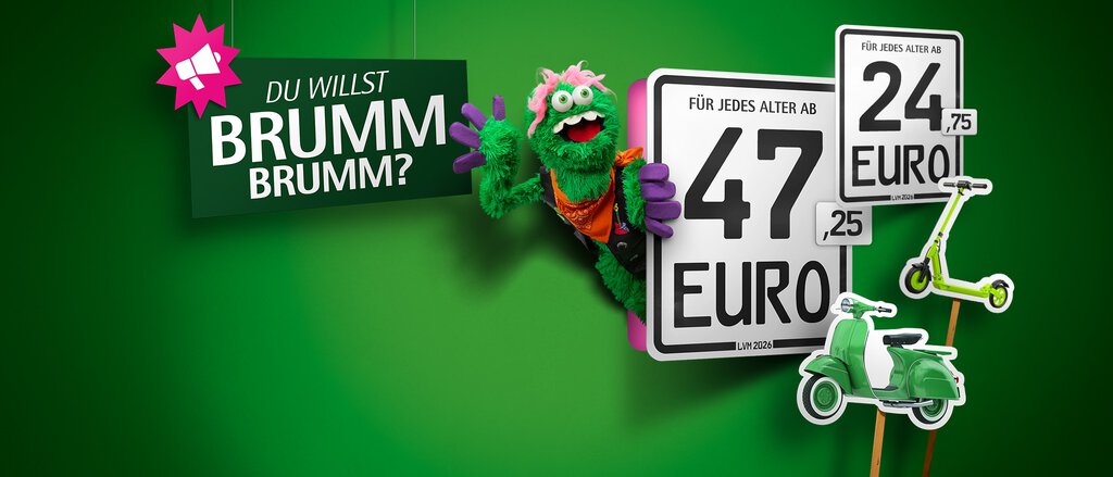 Auf dem Bild steht "Du willst Brumm Brumm?" und zwei Kennzeichen für die Mopedversicherung sind abgebildet. Auf dem großen steht "Für jedes Alter ab 47,25 Euro" und ein Roller ist daneben abgebildet. Auf dem anderen steht "Für jedes Alter ab 24,75 Euro" und ein E-Scooter ist abgebildet.
